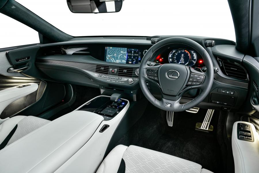 Торпедо Lexus LS500 F-Sport 2019 года  (ZA) (фото 17 из 40)